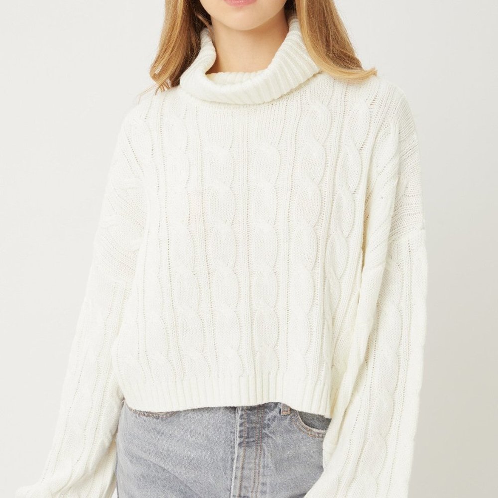 Women's Beautiful Off White Turtle Neck Loose Fit Cable Knit Sweater Top NWT